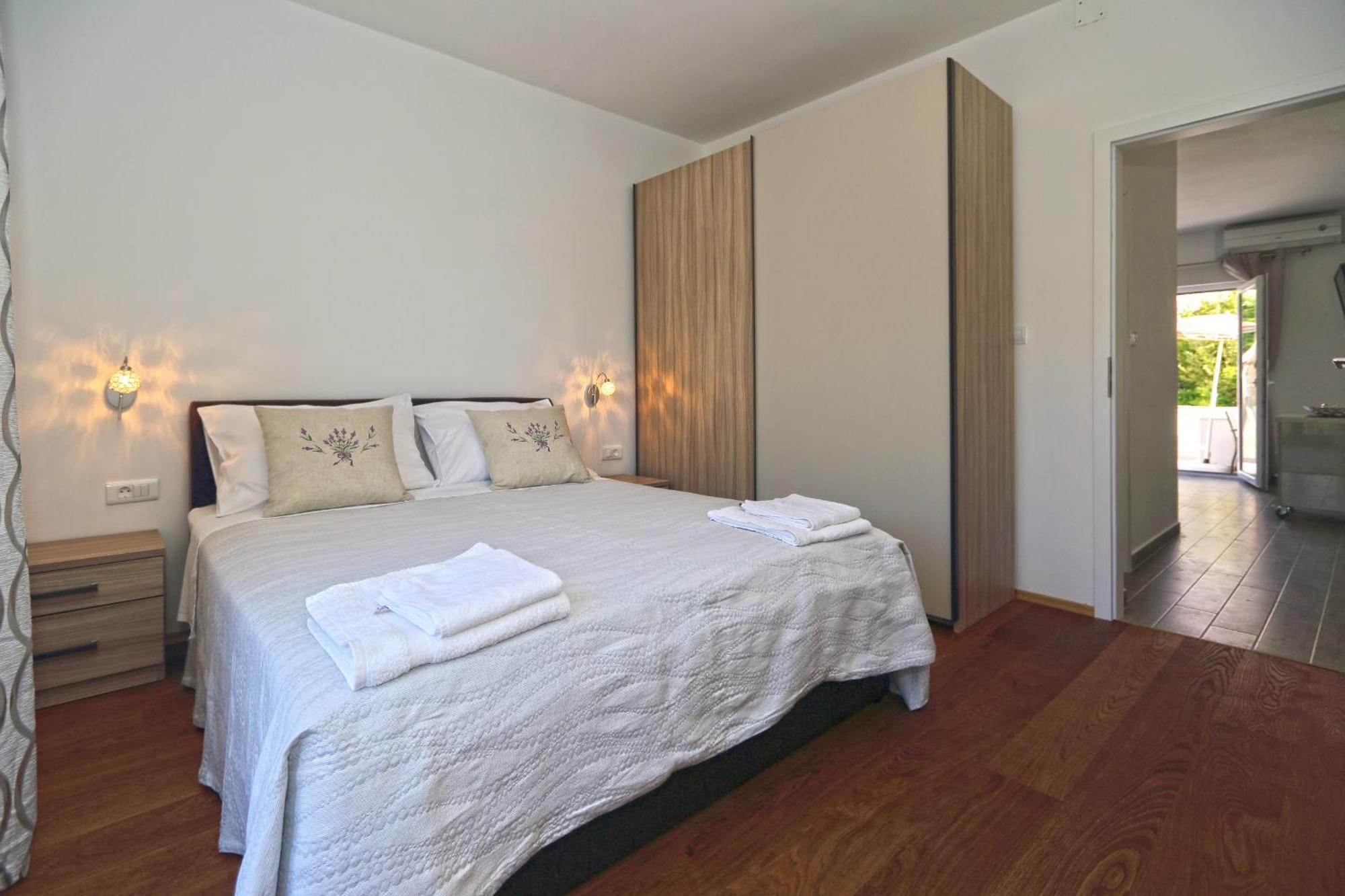 Apartments Grgo ฮวาร์ ภายนอก รูปภาพ