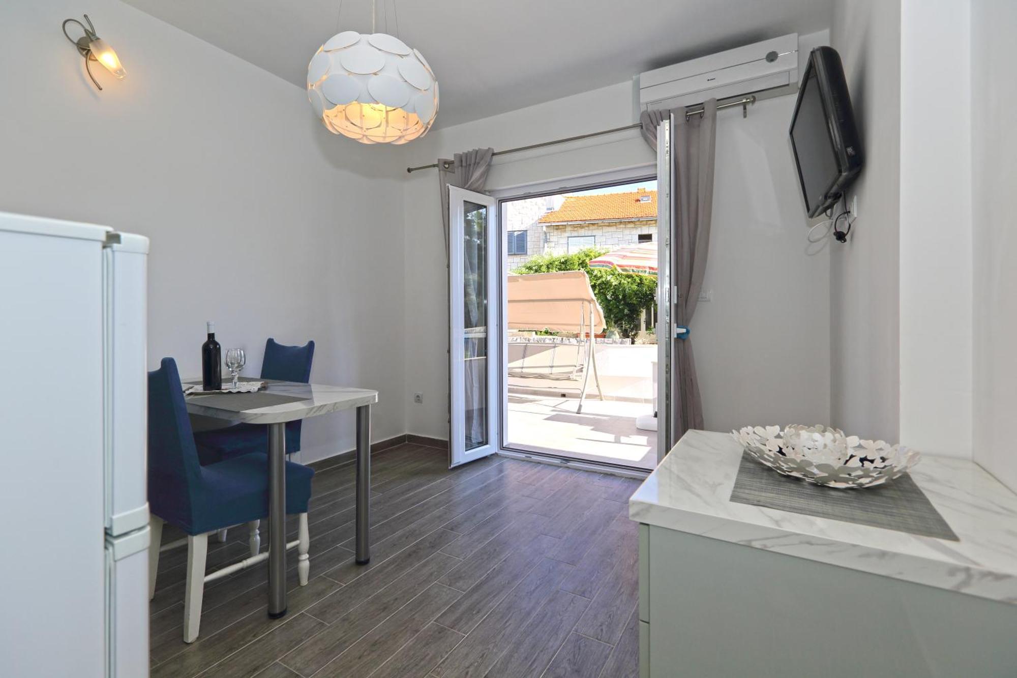 Apartments Grgo ฮวาร์ ภายนอก รูปภาพ