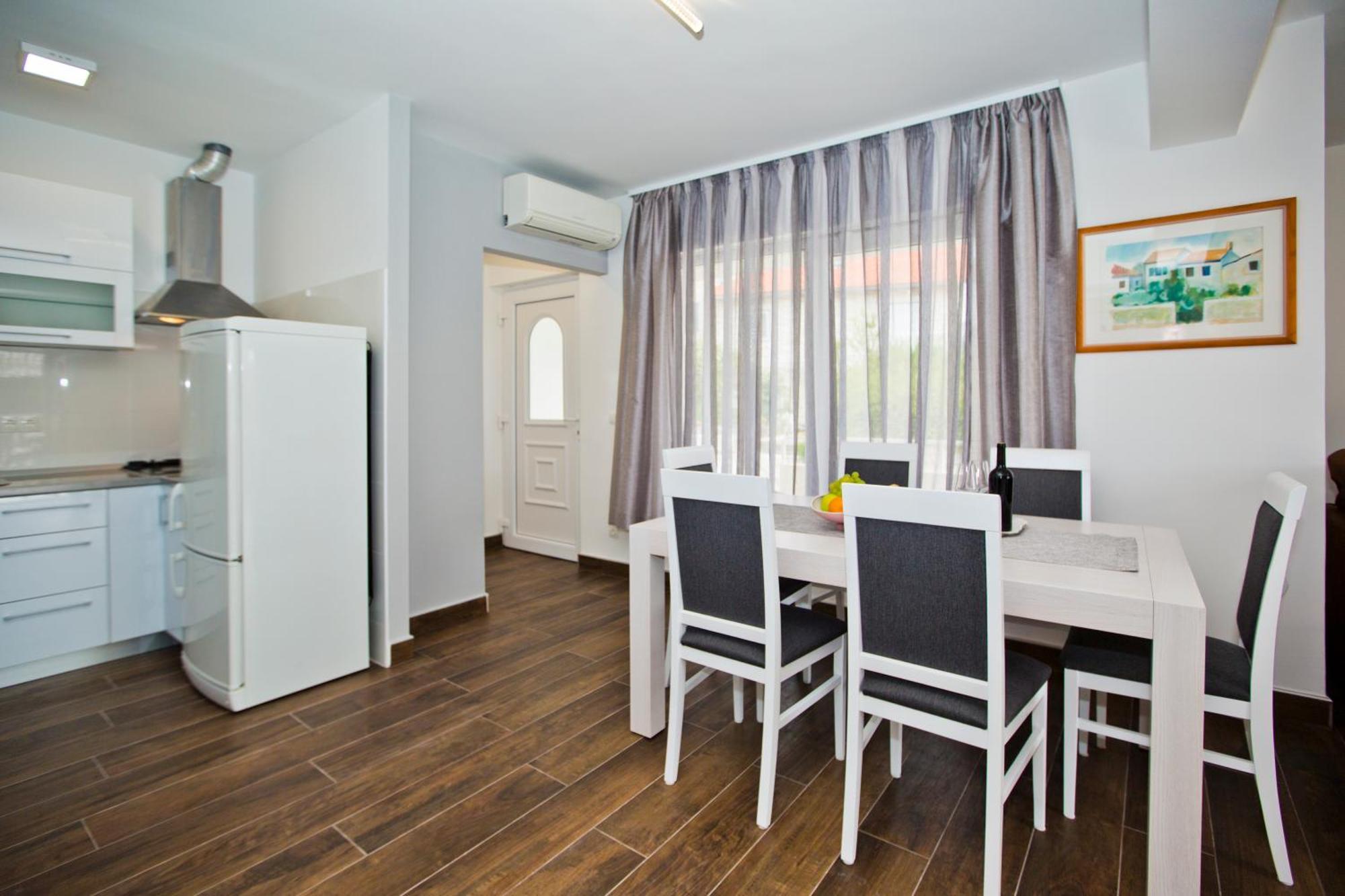 Apartments Grgo ฮวาร์ ภายนอก รูปภาพ