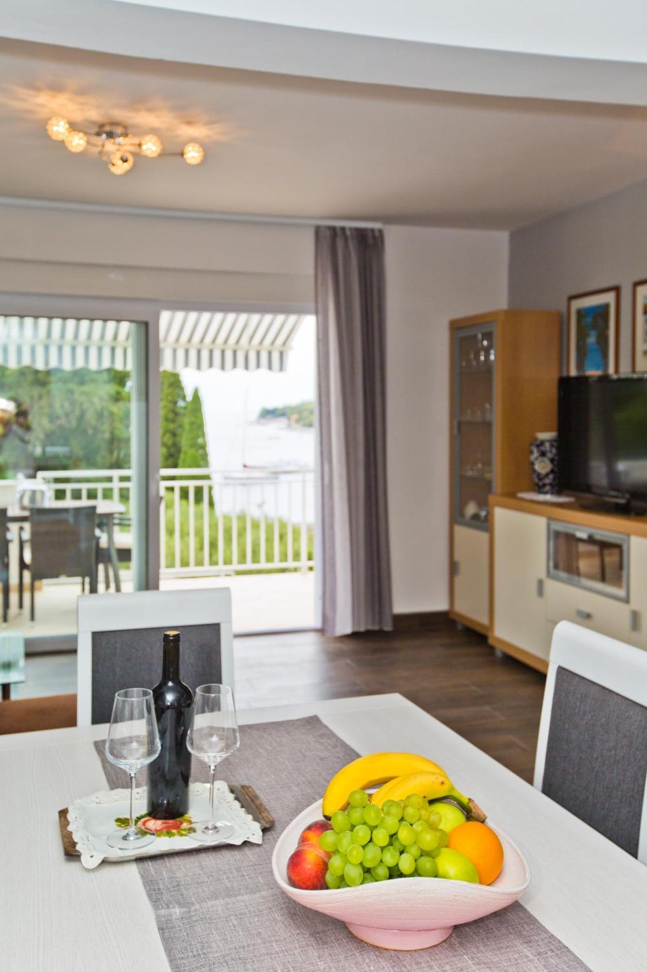 Apartments Grgo ฮวาร์ ภายนอก รูปภาพ