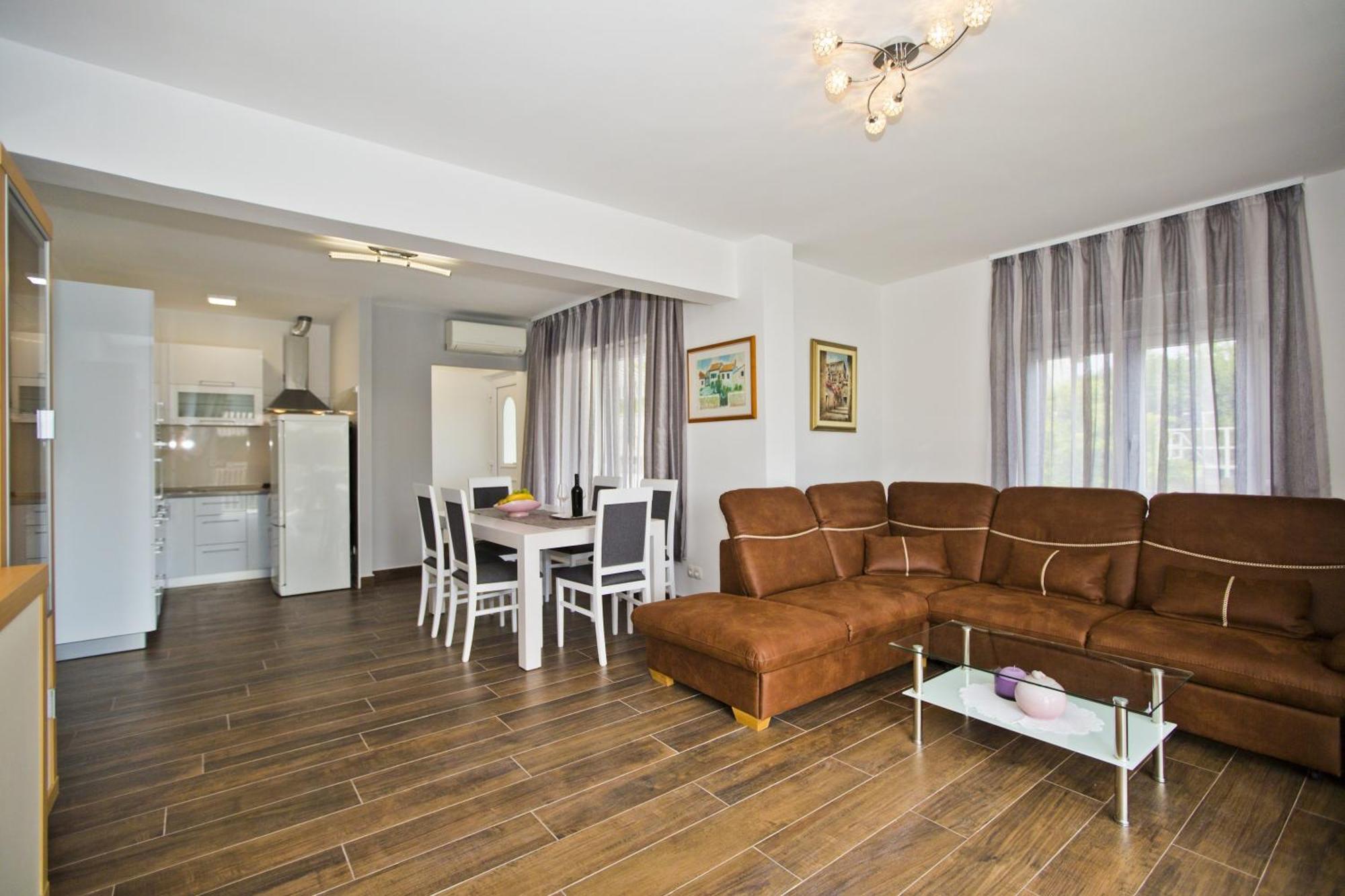 Apartments Grgo ฮวาร์ ภายนอก รูปภาพ